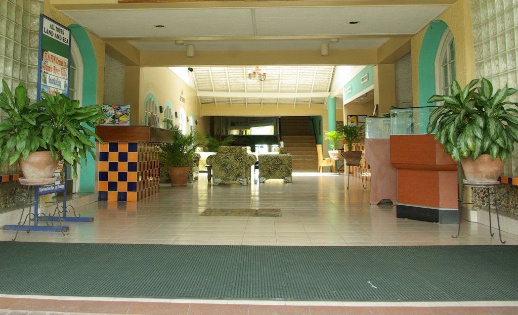 Club Ambiance (Adults Only) Hotel Runaway Bay Exterior photo